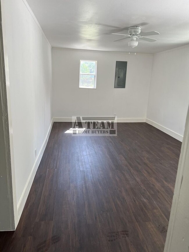 Building Photo - Cozy 2 Bedroom 1 Bath in Malakoff!