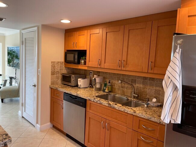 Building Photo - 300 E Royal Palm Rd