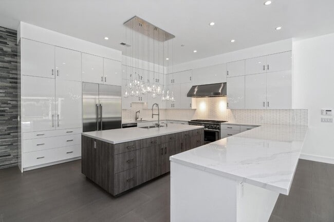 Building Photo - 1505 Wedgewood Dr