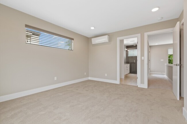 Building Photo - ULTRA-MODERN Townhome w/AC and Views in th...