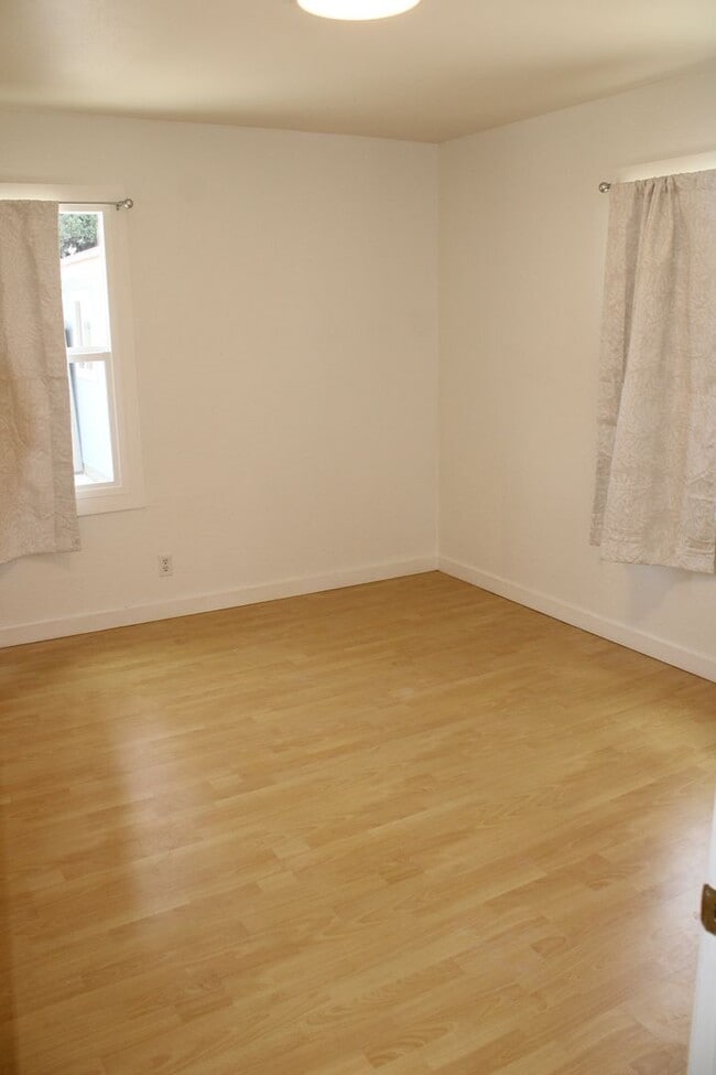 Building Photo - Ready for Move In! Three Bedroom, 1 1/2 Bathroom House with 2 Garages and Side Yard Access in Pit...