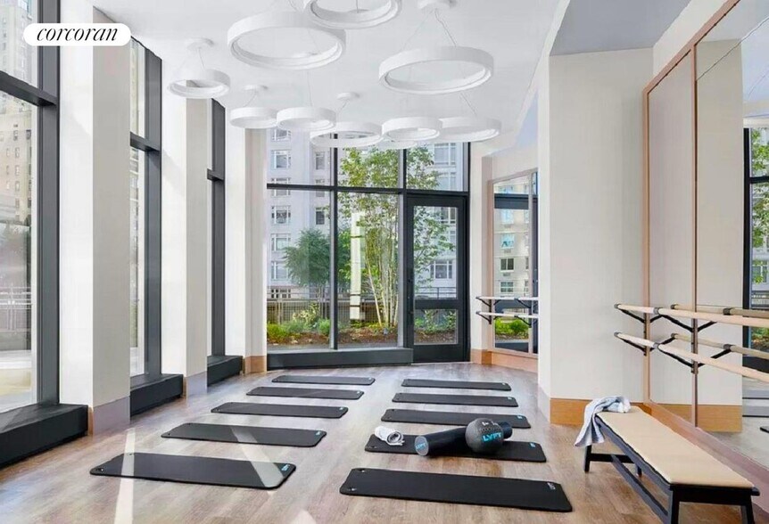 Building Photo - 15-1869 W 61st St