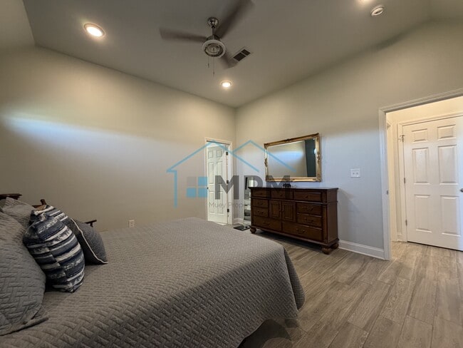 Building Photo - 492 Cliff Bullock Dr