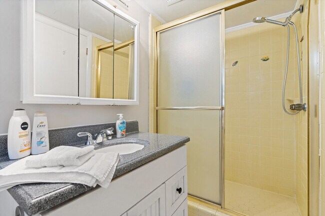 Building Photo - 750 SE Maynard Rd