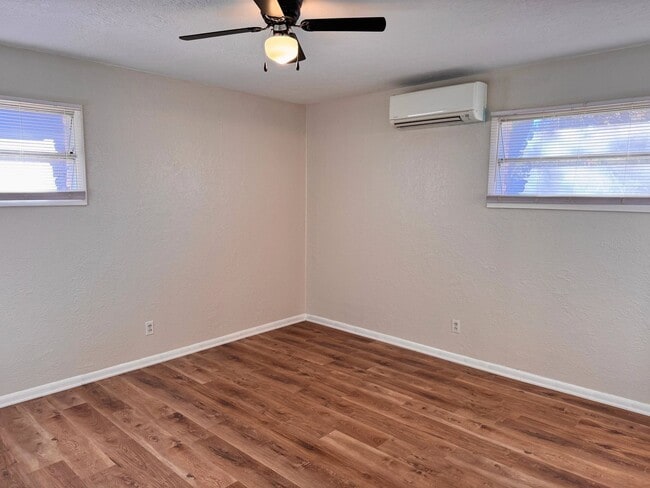 Building Photo - Adorable Mid Century Modern home on a corner lot!