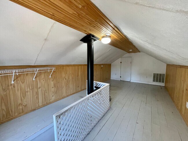 Building Photo - $0 DEPOSIT OPTION, NEW PAINT, TRADITIONAL BRICK HOME, WALKING DISTANCE TO DU!! LARGE BACKYARD, DE...