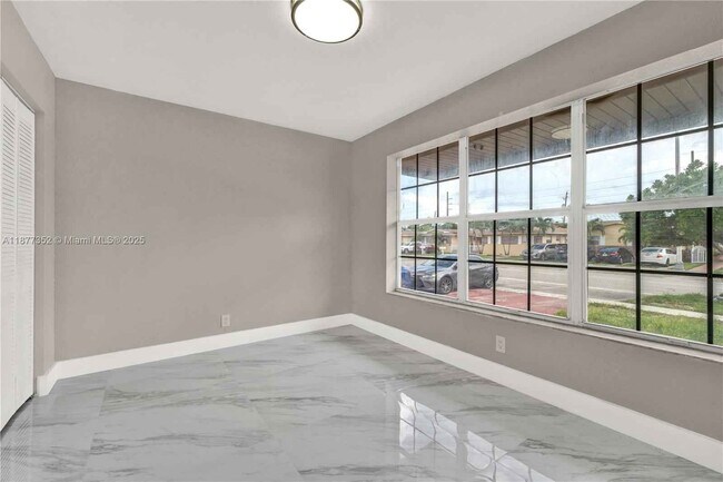 Building Photo - 951 W 30th St