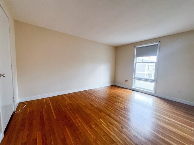 Building Photo - 11 Oak St