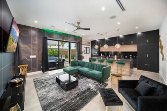 Building Photo - 601 NE 16th Ave