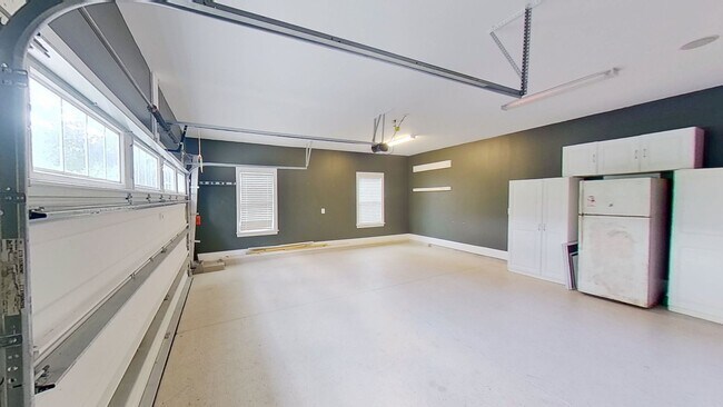 Building Photo - Custom 4 BD/2.5 BA Home with Community Pool, Water Access and Day Dock!