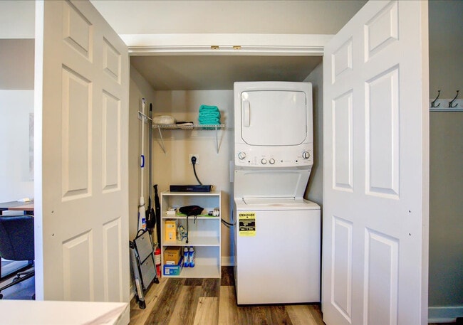 Building Photo - 156 Rodney Ct