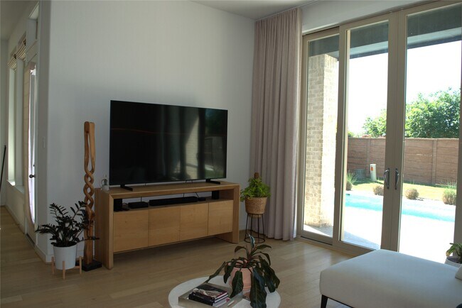 Building Photo - 3030 Lantana Trl