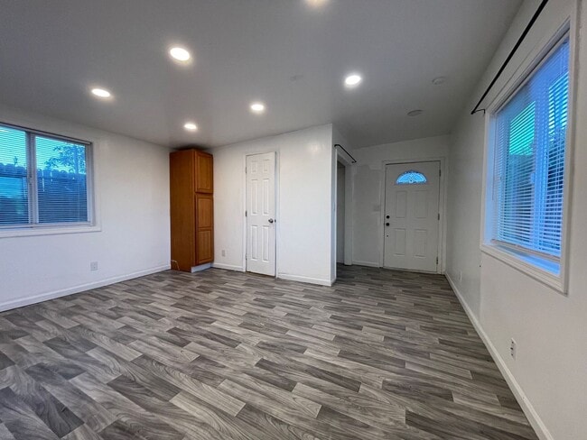 Building Photo - Lovely 2 Bedroom Downtown Antioch