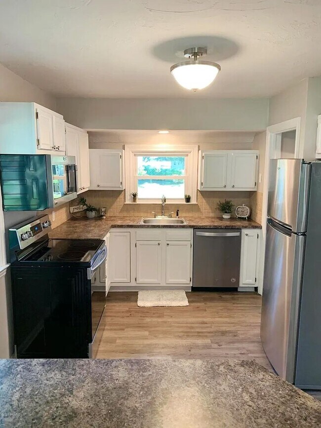 Building Photo - 3 Bedroom Home On Holland's North Side