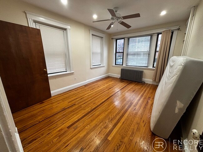 Building Photo - 240 Kelton St