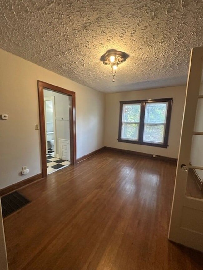 Building Photo - Large Grandview 1 Bedroom.