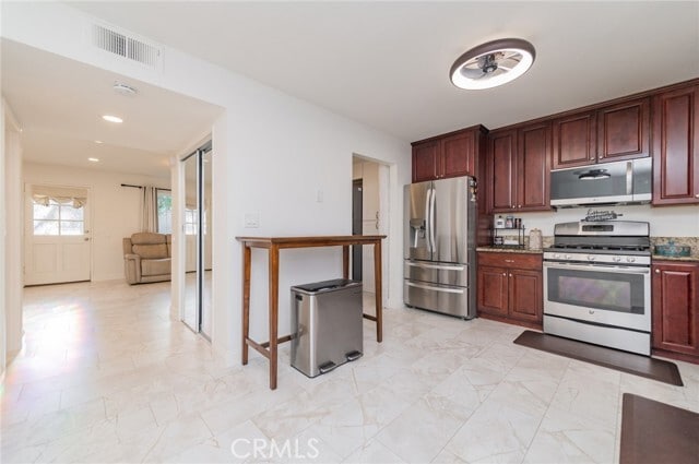 Building Photo - 7 Fairside