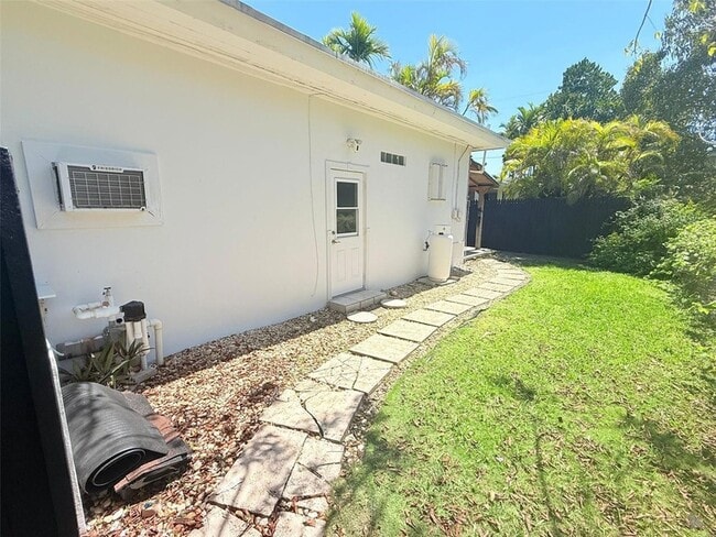 Building Photo - 2300 SW 24th St