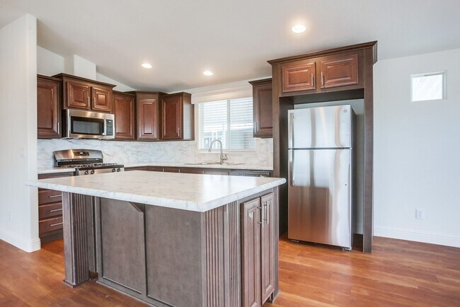 Building Photo - 1219 E Barham Dr