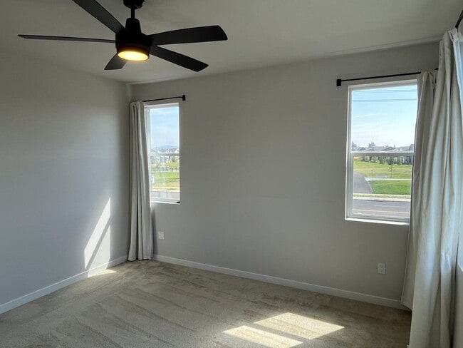 Building Photo - Modern Luxury Meets Convenience in Hillsboro
