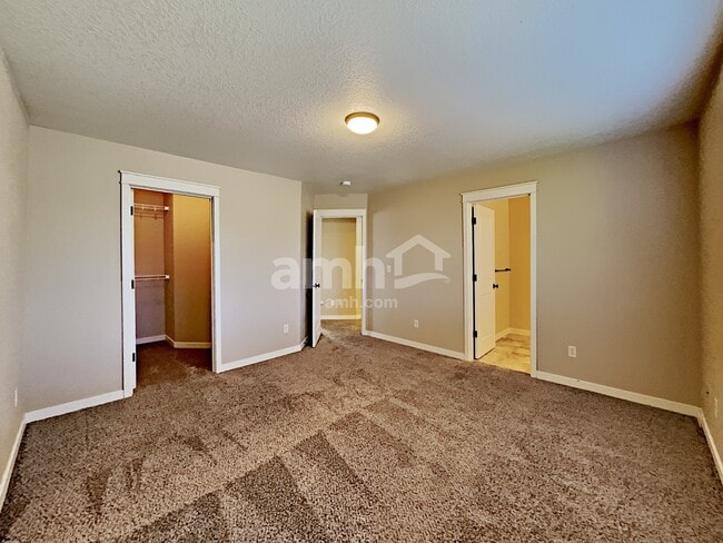 Building Photo - 521 SE Jack Ave