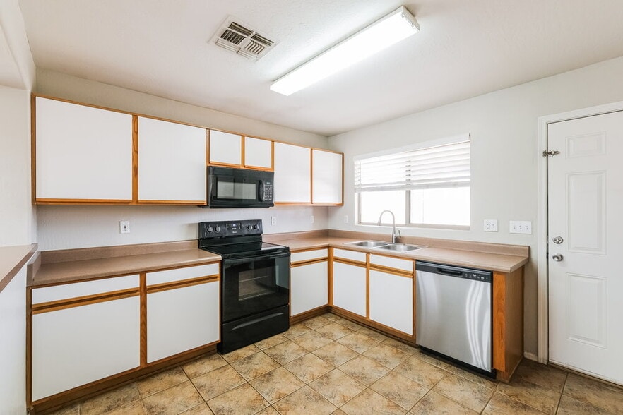 Building Photo - 15843 W Woodlands Ave