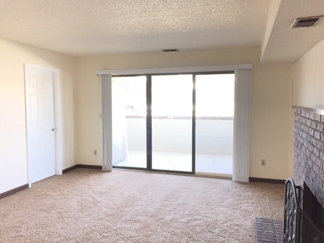 Building Photo - 2 Bed 1 Bath First Floor Corner Unit Manha...