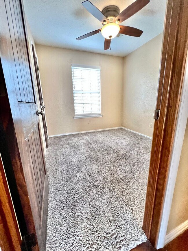 Building Photo - 3bed 2bath 2car now available
