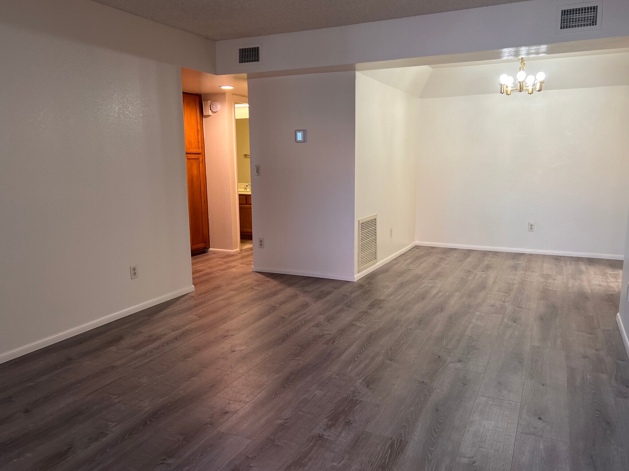 Building Photo - 700 E Mesquite Cir