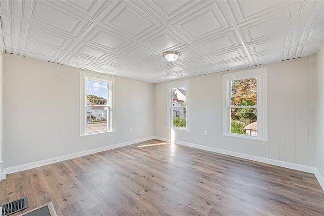 Building Photo - 212 Penn St