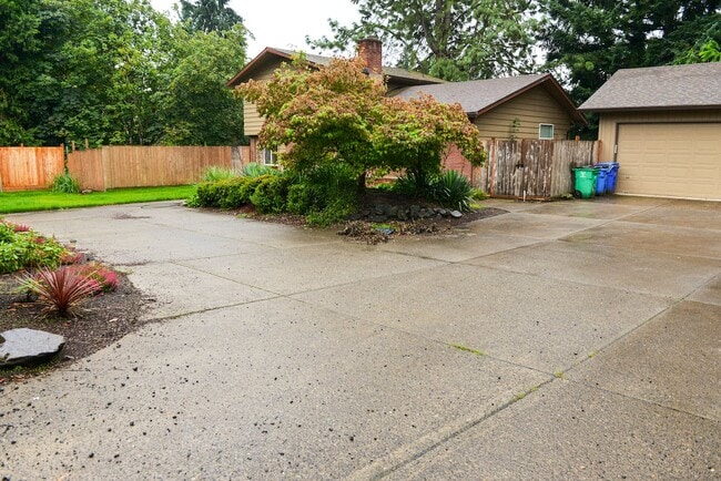 Building Photo - 10104 NE Hazel Dell Ave