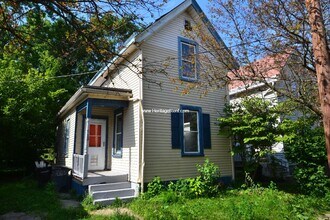 Building Photo - Single Family 2 Bedroom House in Lockland