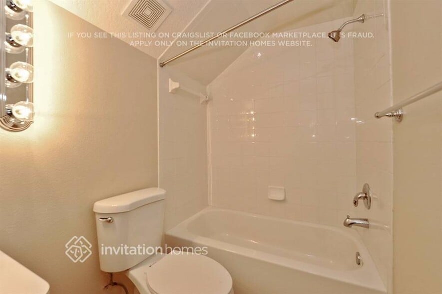 Building Photo - 10710 Lakeside Vista Dr