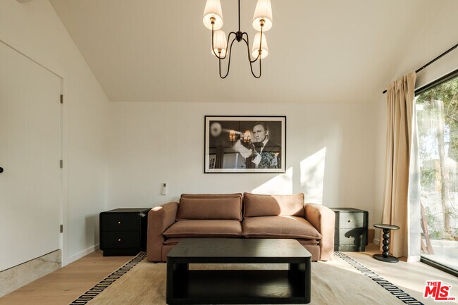 Building Photo - 866 N Doheny Dr