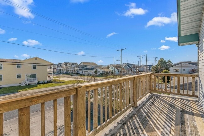 Building Photo - 413 W Beach Ave