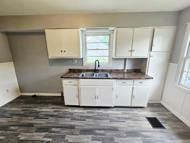 Building Photo - Renovated 2BR/1BA Home