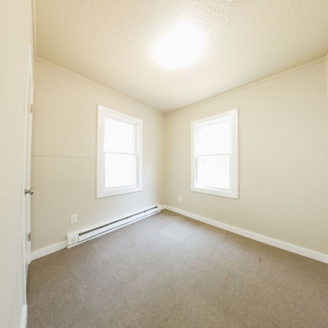 Building Photo - Updated 2 bedroom 1 bathroom home