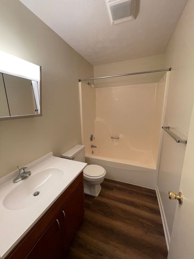 Building Photo - Apartment on Rockingham Drive