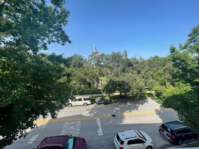 Building Photo - 601 Campus St