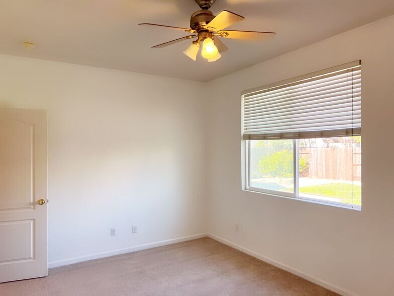 Building Photo - 9359 Ironstone Way