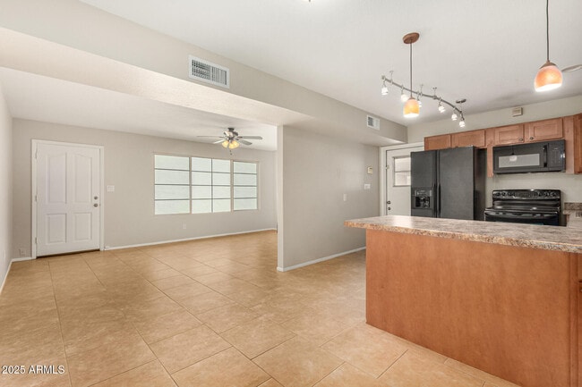 Building Photo - 425 W Pebble Beach Dr