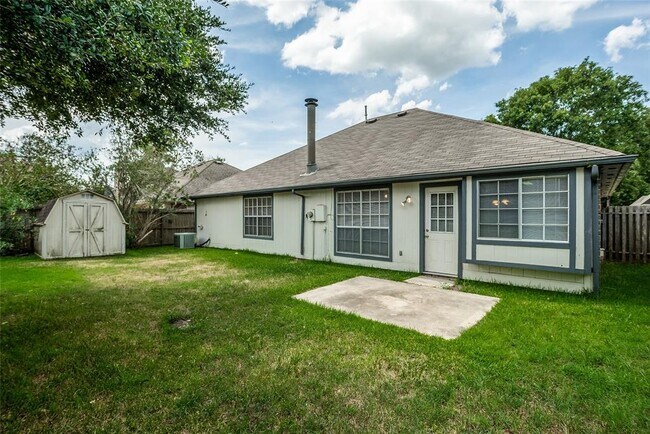 Building Photo - 19010 Dee Woods Dr