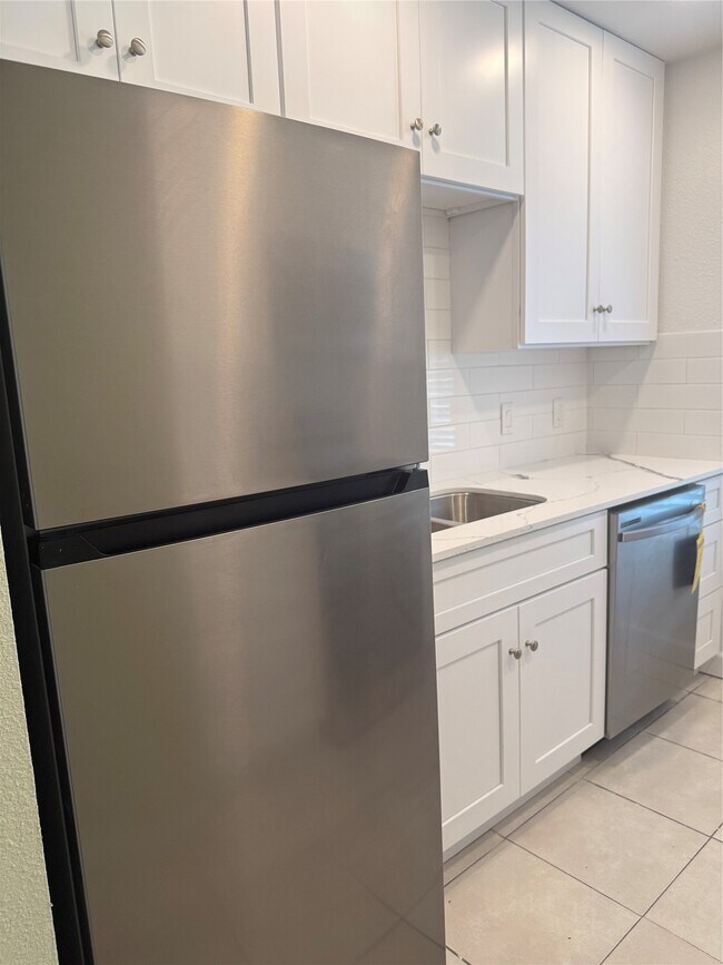 Building Photo - 6525 Renwick Dr