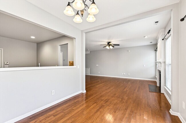 Building Photo - Cozy 3BR Townhouse in Glenwood Crossing!