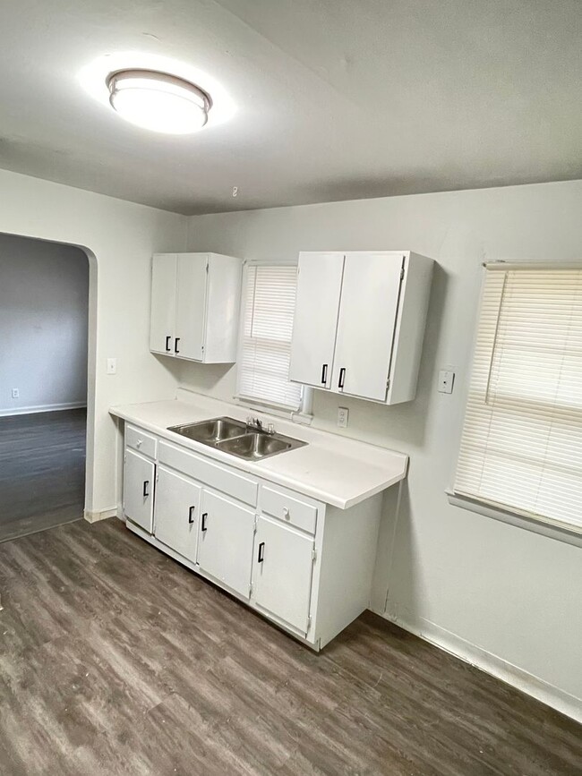 Building Photo - Nicely updated 3 bedrooms 1 bathroom with ...