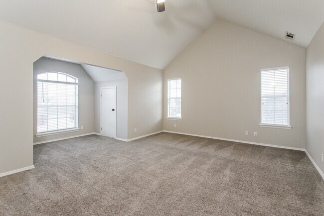 Building Photo - 820 N Willow Ave