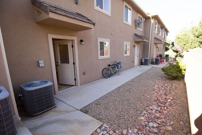 Building Photo - 3 bed, 2.5 bath town house