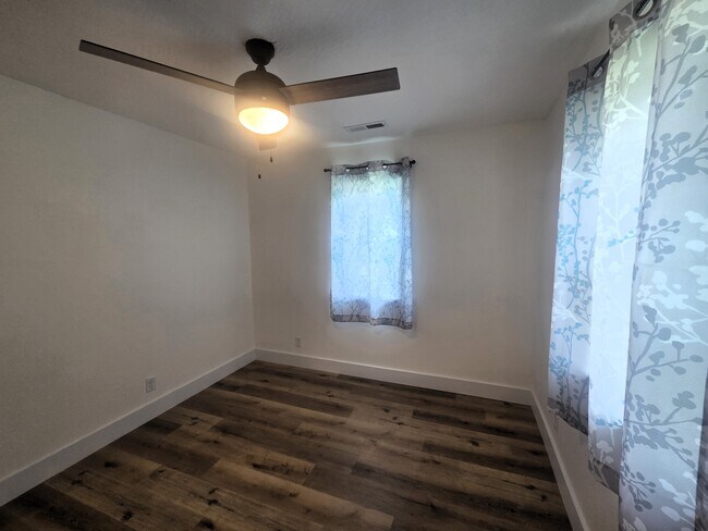 Building Photo - 2842 W Elm St