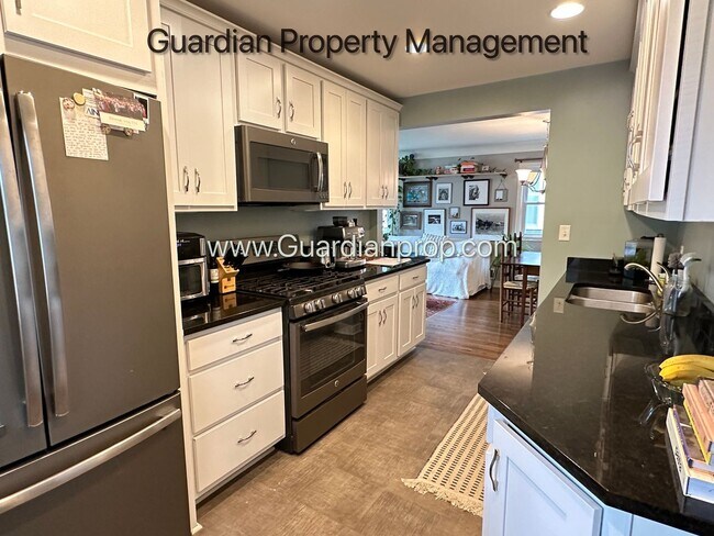 Building Photo - Linden Hills Upper Level Duplex, Fenced Yard, 1 Car Garage, Dishwasher, Storage, Laundry