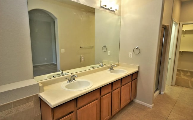 Building Photo - Inviting Open-Concept Townhome!